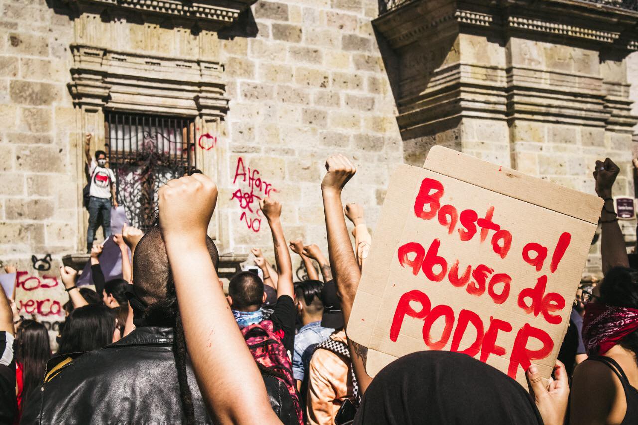 Policía de Jalisco reprime y detiene a manifestantes que exigían un