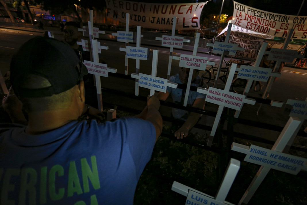 Padres y madres de la Guardería ABC instalan Antimonumento frente a la